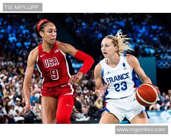 足球明星穿着篮球衣的时尚瞬间展现运动跨界魅力与风采