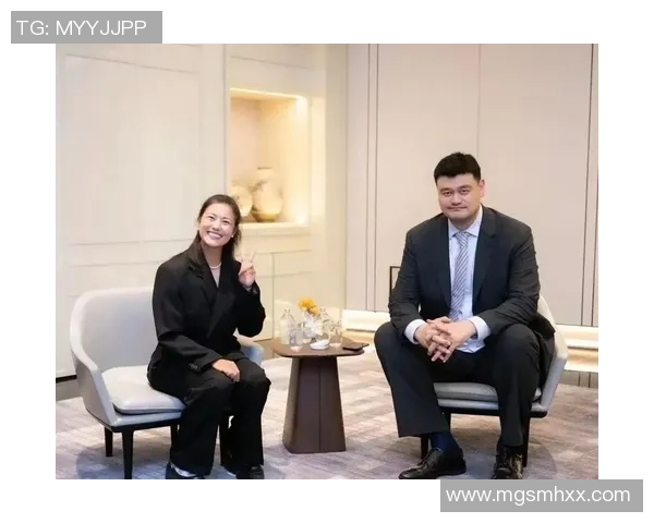 足球明星与女星同框合影引发热议网友纷纷点赞两大领域的魅力碰撞